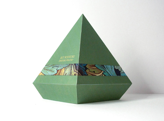 custom pyramid boxes