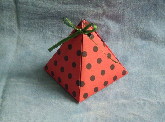 pyramid gift boxes